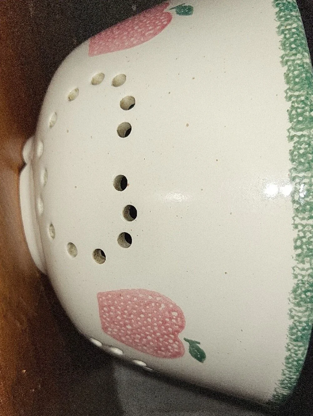 Hand-Painted Ceramic Stomeware Sponge Waee Apple Heart- White with Pink & Green